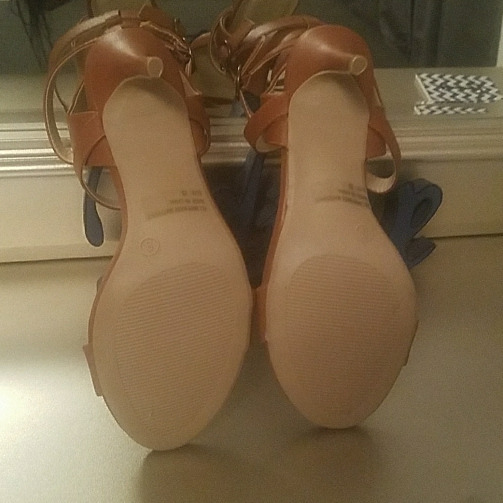 Heels - Picture 2 of 3